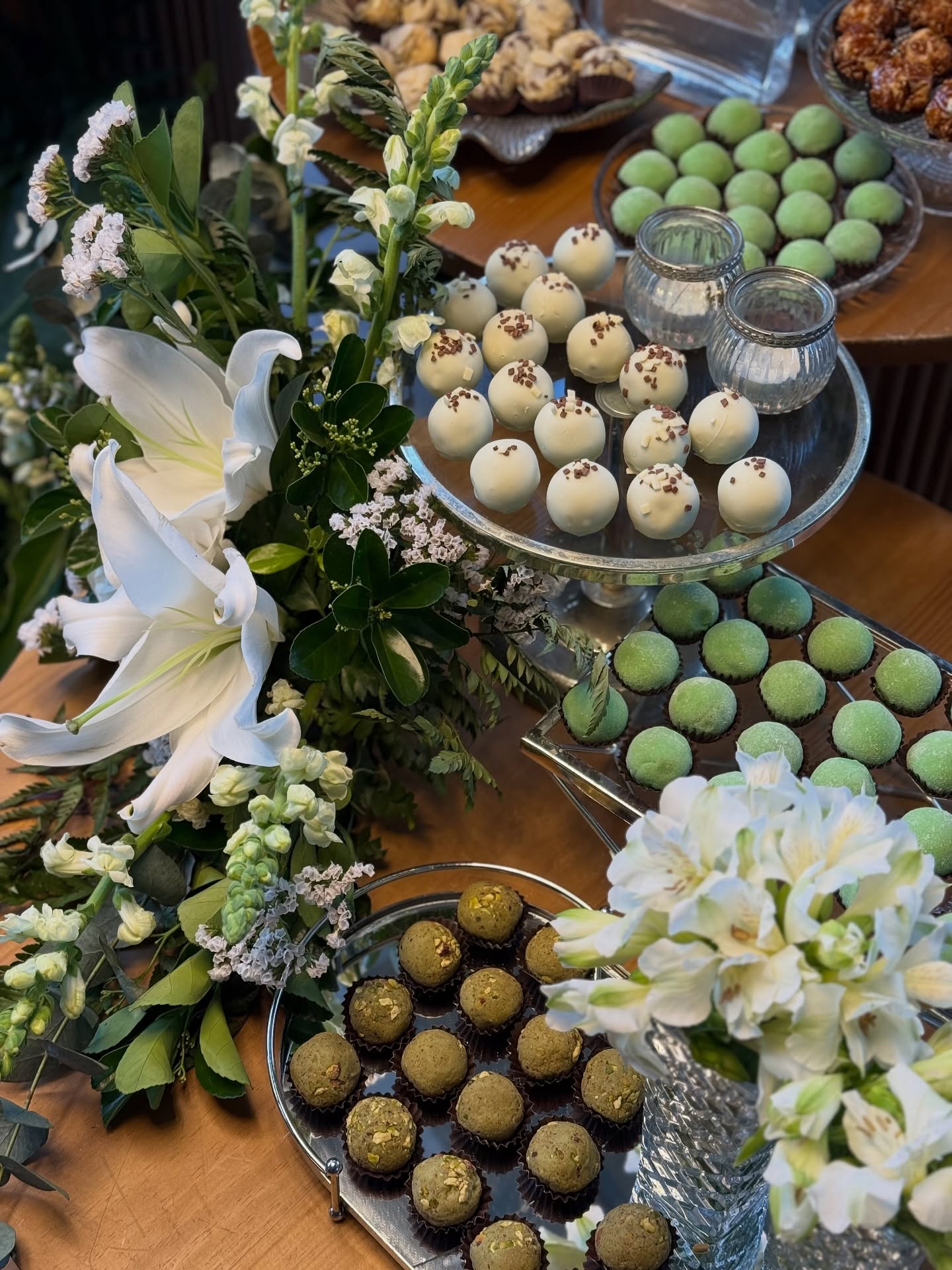 Mesa de doces sofisticada para casamento